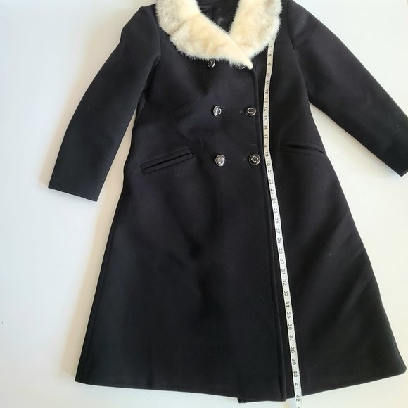 Classic style pure virgin wool black coat with  white mink collar. - Picture 13 of 14